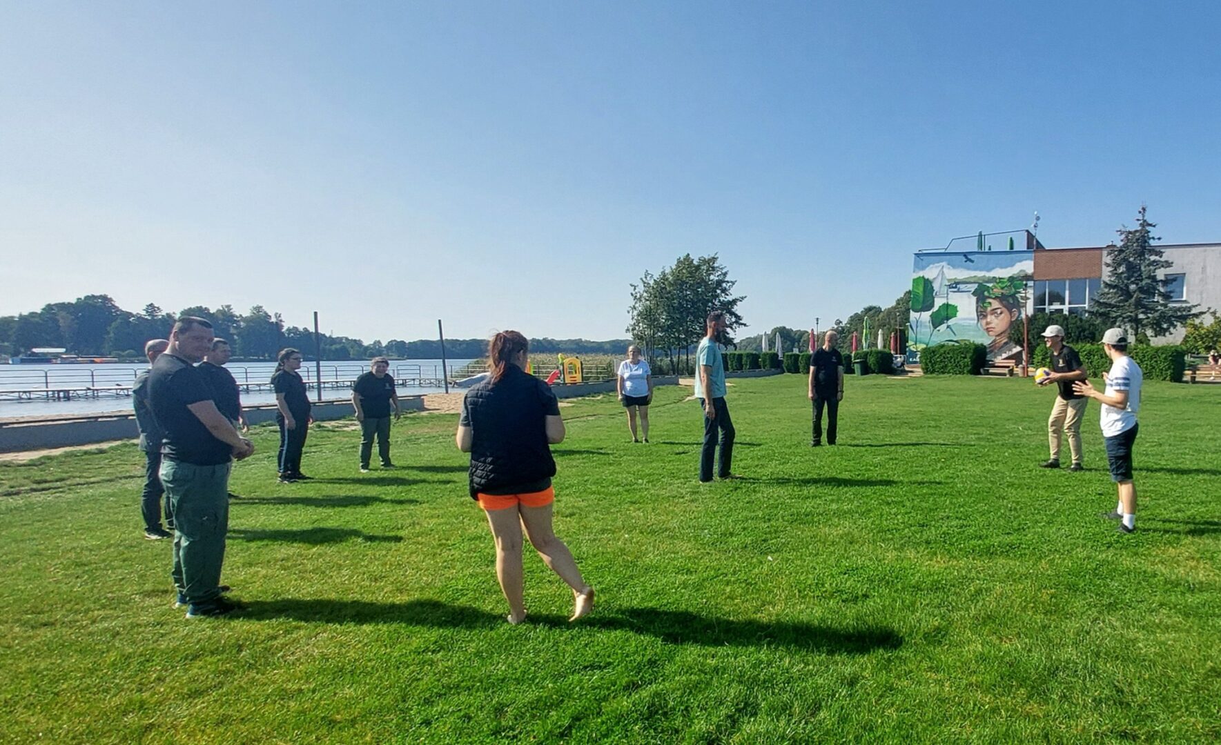 Zajęcia ruchowe nad jeziorem